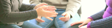 torsos de personas hablando